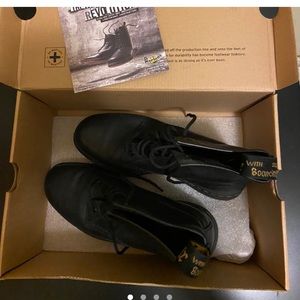 1460 NEWTON LEATHER DOC MARTENS LITE BOOTS
